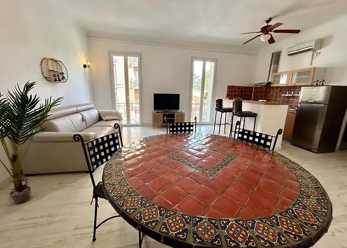 Moderne A Juans Les Pins De 60 M² Avec Parking *